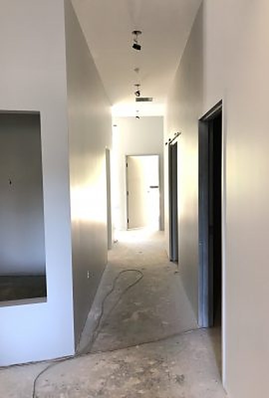 Pasillo terminado con esquinas limpias